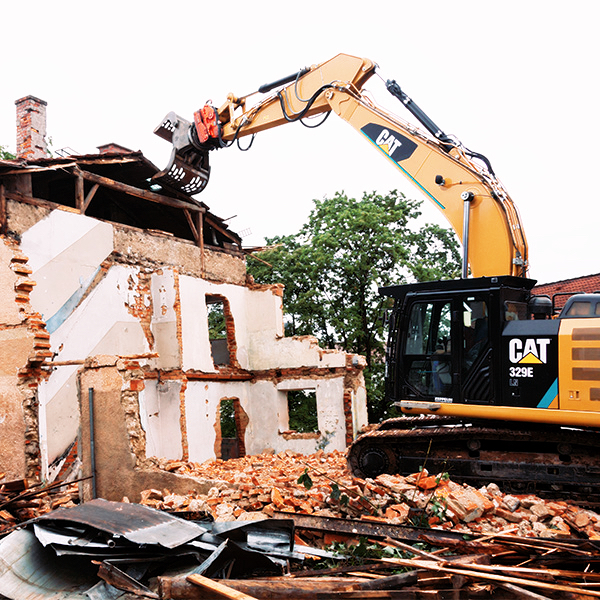 Kontrollierte Abbrucharbeiten an einem Gebäude