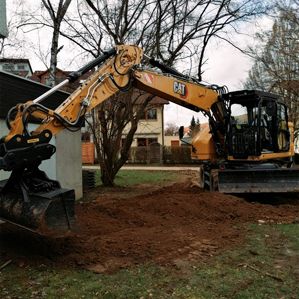 Bagger auf Baustelle in Aktion