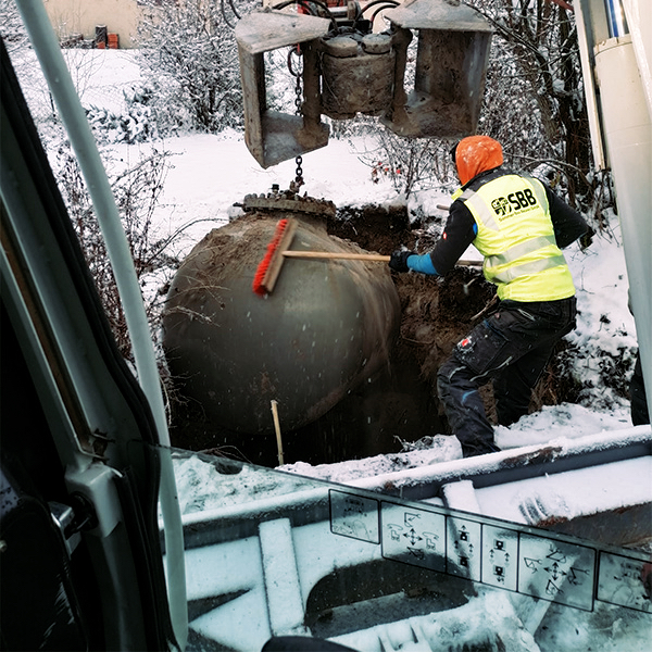 Mannschaft beim Rückbau eines Flüssiggastanks