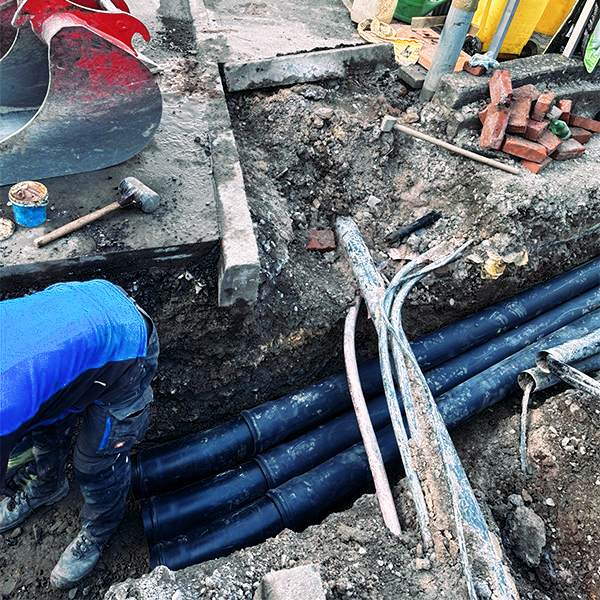 Rohrleitungsverlegung auf einer Baustelle