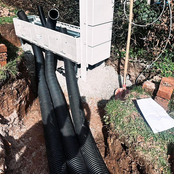 Grabenarbeiten für einen Hausanschluss