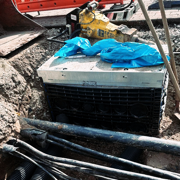 Kabeltiefbau auf einer Baustelle